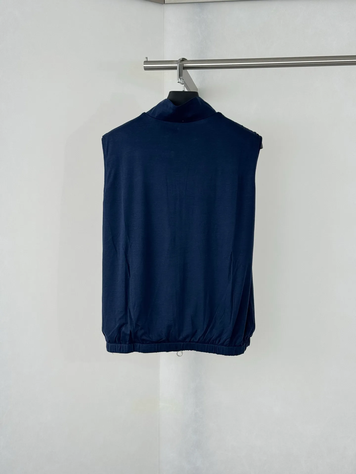 Loro Pian old money style LP double-sided stand-up collar zipper vest jacket. The A side is customized with high-density windproof functional nylon fabric. The drape is completely synchronized with the original version. The B side is made of ultra-fine wool knitted fabric, which has been individually color-fixed and will not turn white after repeated wear. The two-way double-headed metal zipper is molded separately. The size of the slider, metal matte coating, and tooth pattern spacing are strictly reproduced from the original version. Size: 46/48/50/52